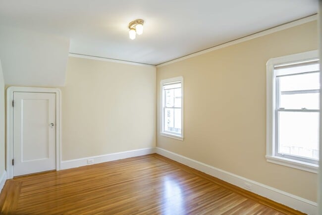 Building Photo - 1809 Versailles Ave