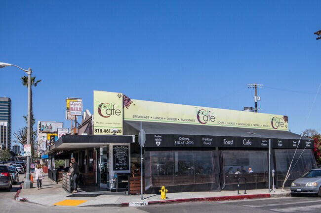 Building Photo - Remodeled 2 BEDROOM/2 BATH in the Heart of...