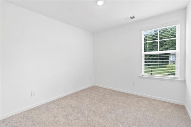 Building Photo - 828 Evergreen Rd