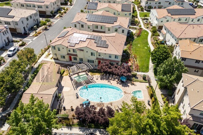 Building Photo - For Rent: Stylish 3-Bedroom Townhouse with...