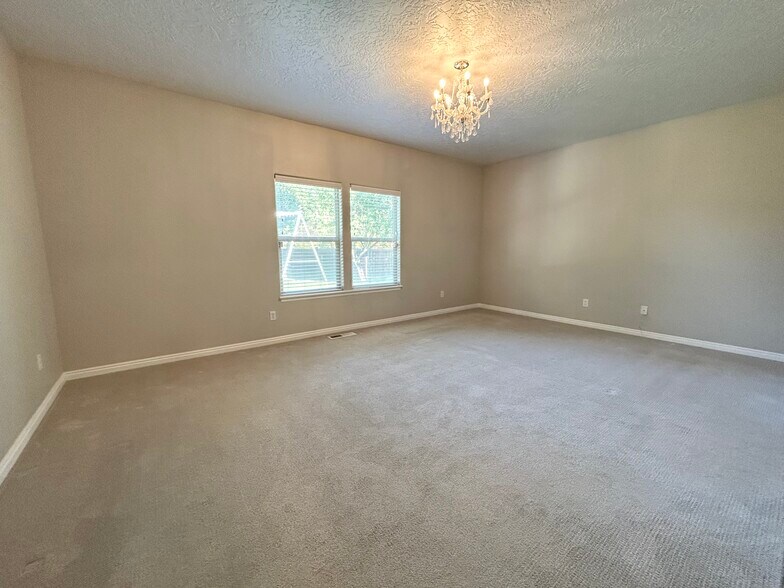 Building Photo - 5535 N Lolo Pass Ave