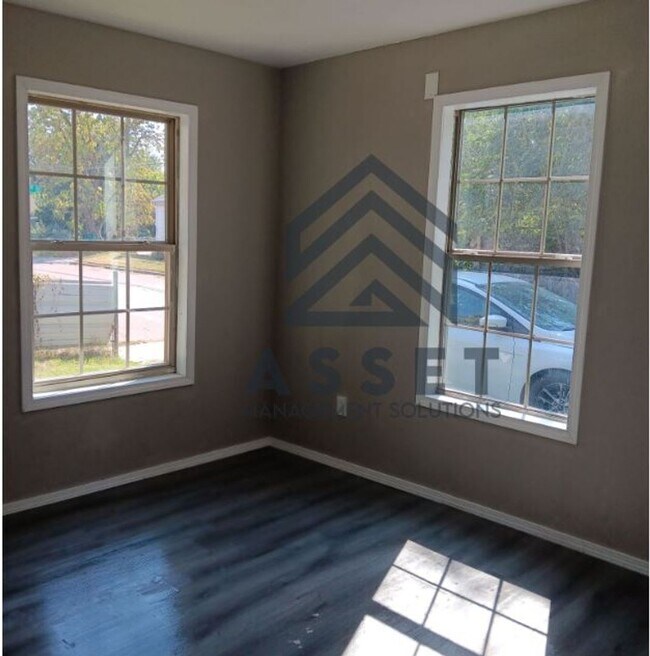Building Photo - 1323 S Blackwelder Ave