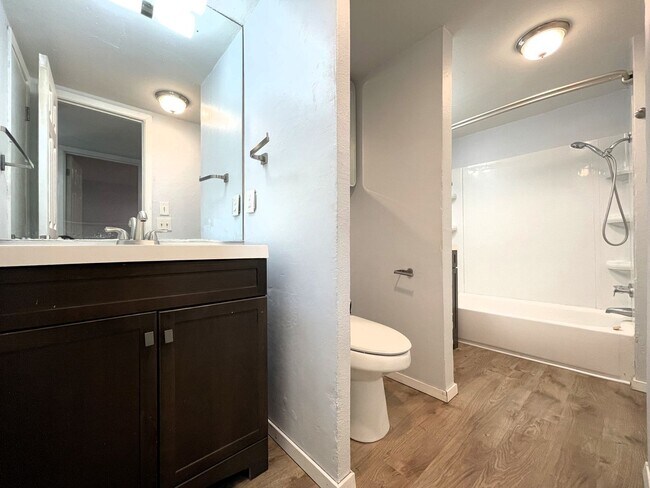 Building Photo - 1 Bedroom Condo In Cedar Lakes Estates!! H...