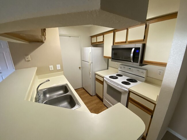 Building Photo - 1 bedroom 1 bath washer and dryer included