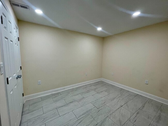 Building Photo - 416 Topeka Ave