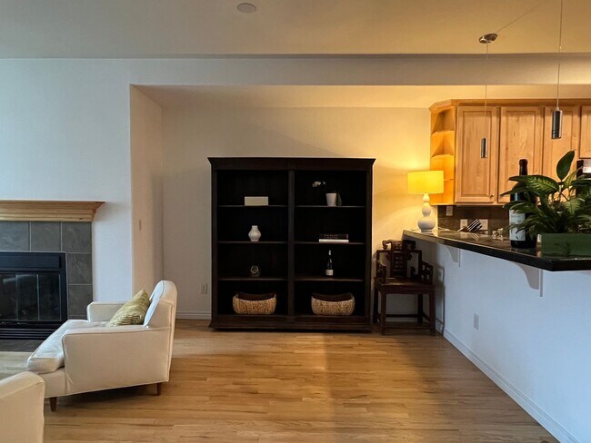 Building Photo - BEAUTIFUL 3 Bed 3.5 Bath Townhome in Dakota Ridge Village in North Boulder