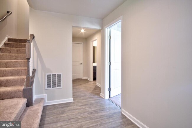 Building Photo - 2506 EMBER Ln