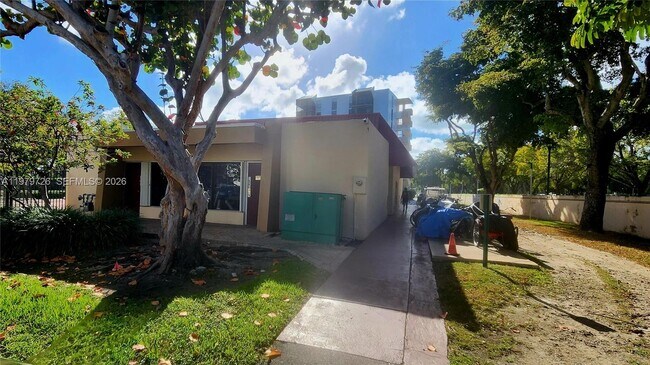 Building Photo - 3301 N Country Club Dr