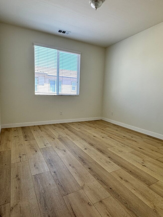 Building Photo - Newer Townhouse for lease in Eastvale.