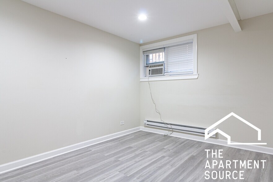 Building Photo - 726 W Roscoe St