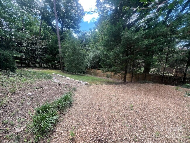 Building Photo - 6611 Lancer Dr