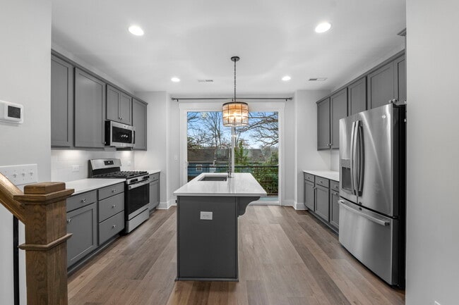 Building Photo - 644 W End Dr