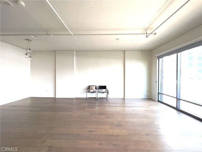 Building Photo - 1100 S Hope St