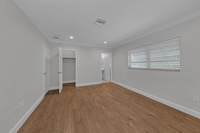 Building Photo - 900 NE 4th St