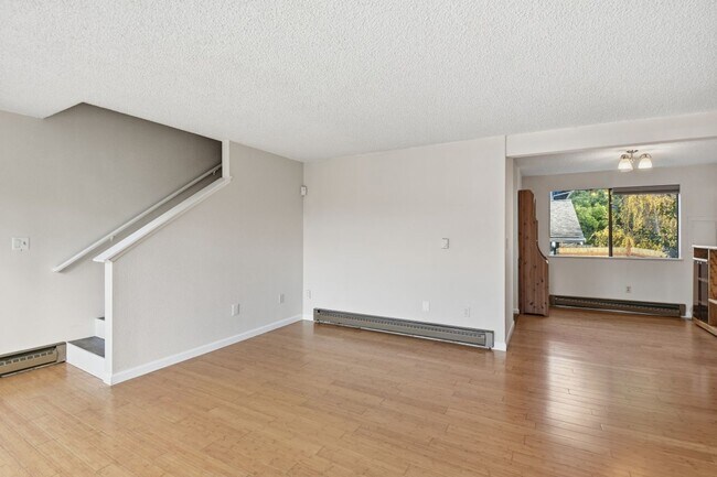 Building Photo - 2Bd/1.5Ba Bellevue Townhouse