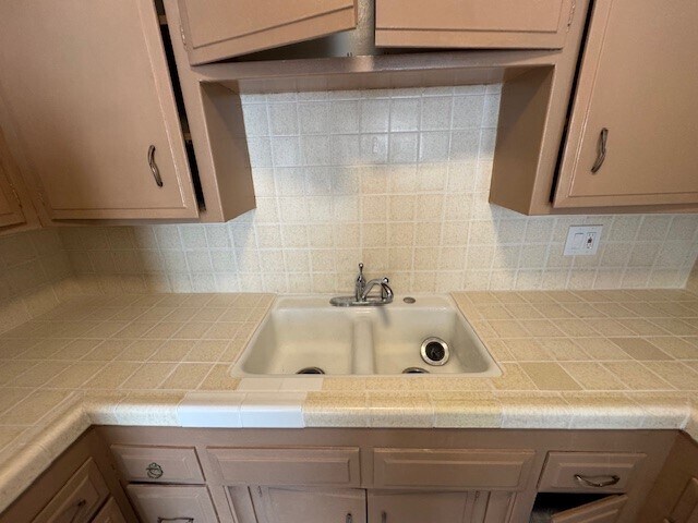 Kitchen - 1320 N Poinsettia Pl