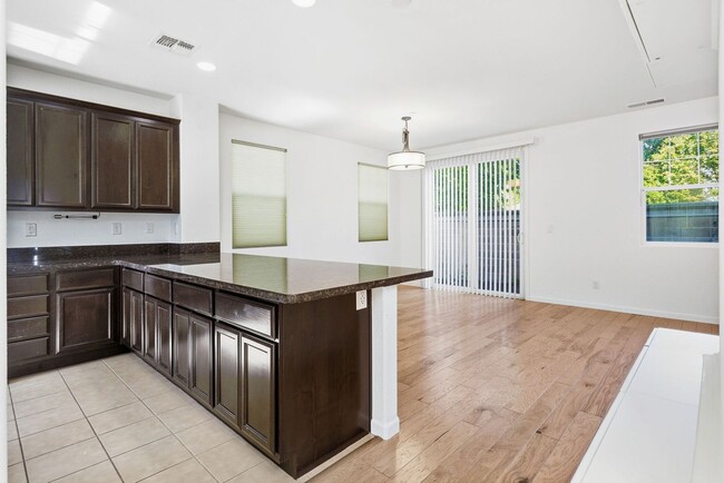 Building Photo - Impeccable 3 bedroom house in Davis Mace Ranch