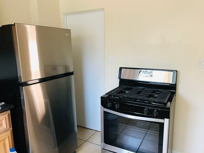 Building Photo - 1352 Masselin Ave