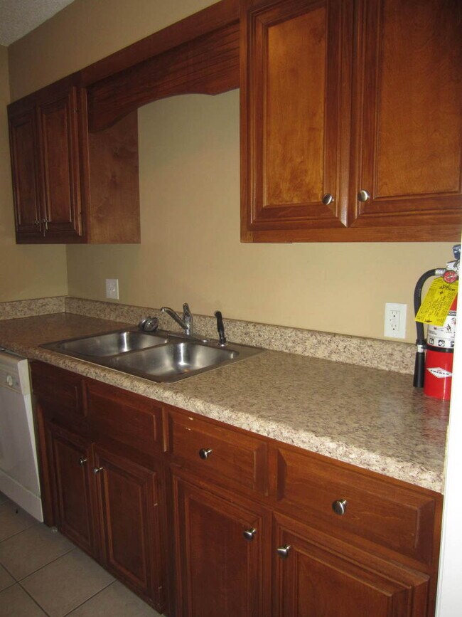 Building Photo - 2Bed/1Bath Apartment!