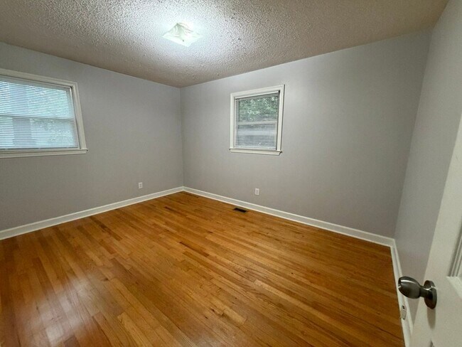 Building Photo - 818 Lynwood Dr