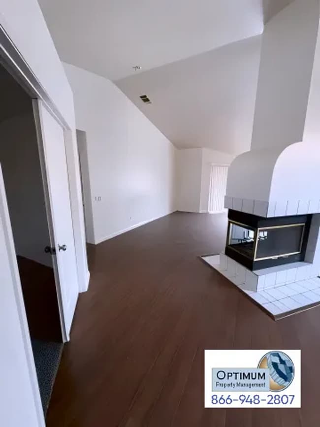 Building Photo - Beautiful 3 Bedroom, 2 Bathroom Home with Versatile Living Spaces