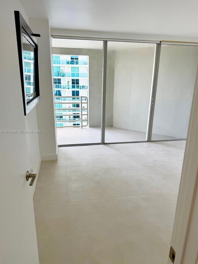 Building Photo - 2025 Brickell Ave
