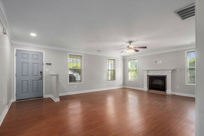 Building Photo - 4 Bedroom 2.5 Bath Home