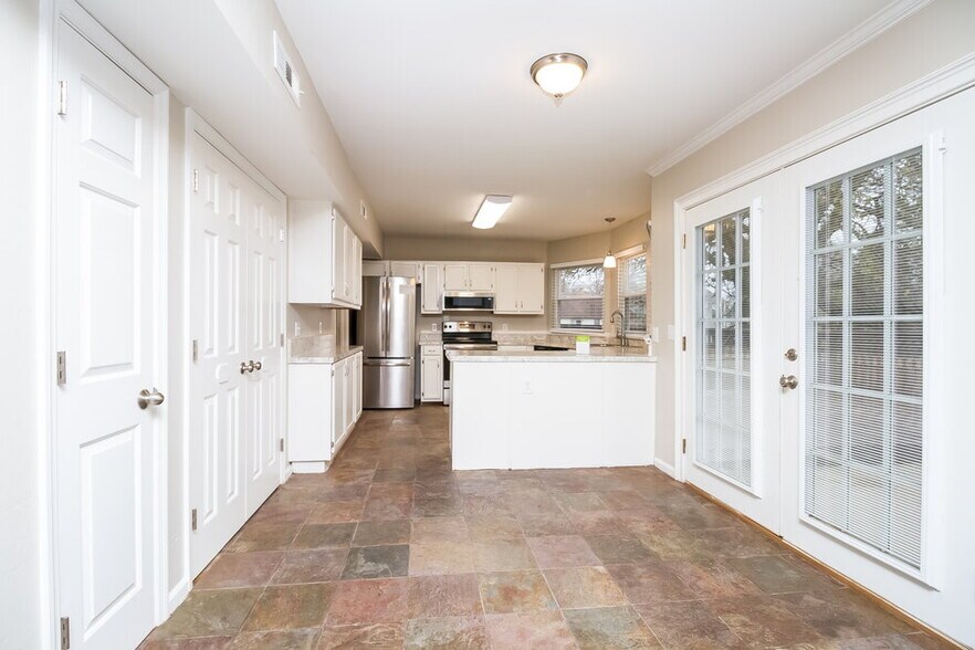 Building Photo - 104 Northlake Dr