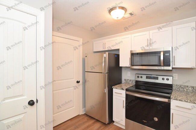 Building Photo - Like new 3 bed/3 bath single-family home f...