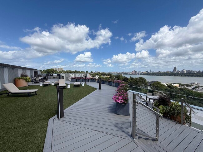 Building Photo - 320 Adolphus Ave