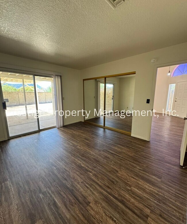 Building Photo - Very Cute South West Side 3/2!! Call Now!