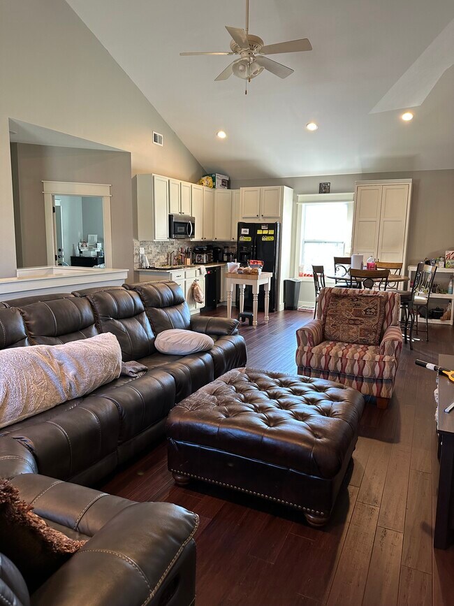 Building Photo - 1565 Bluebird Ln