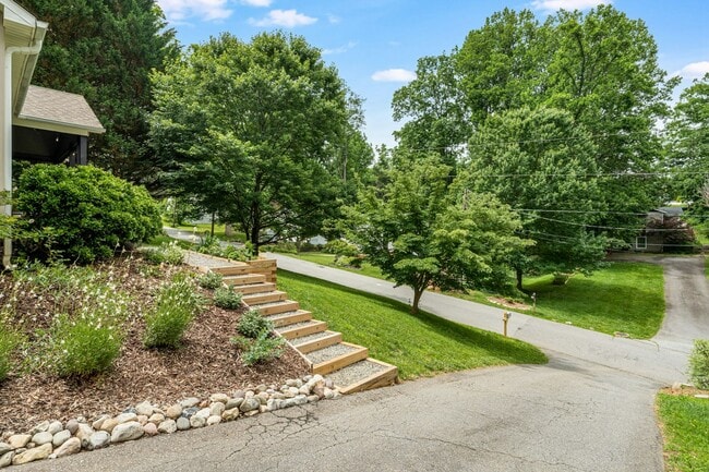 Building Photo - 52 Shady Oak Dr
