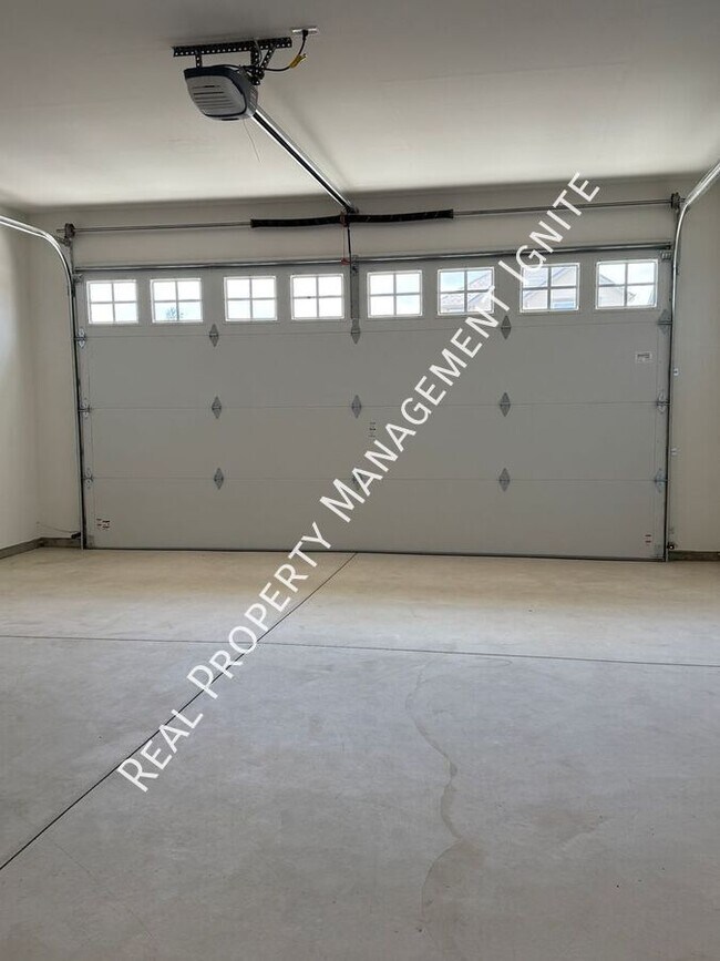 Building Photo - 60948 SE Apollo Pl
