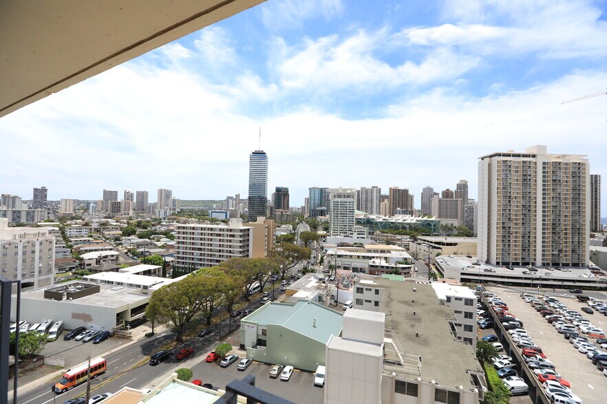 City view - 1650 Kanunu St