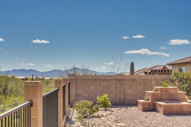 Building Photo - Rare find for this 4 bedroom/3 bath, exqui...