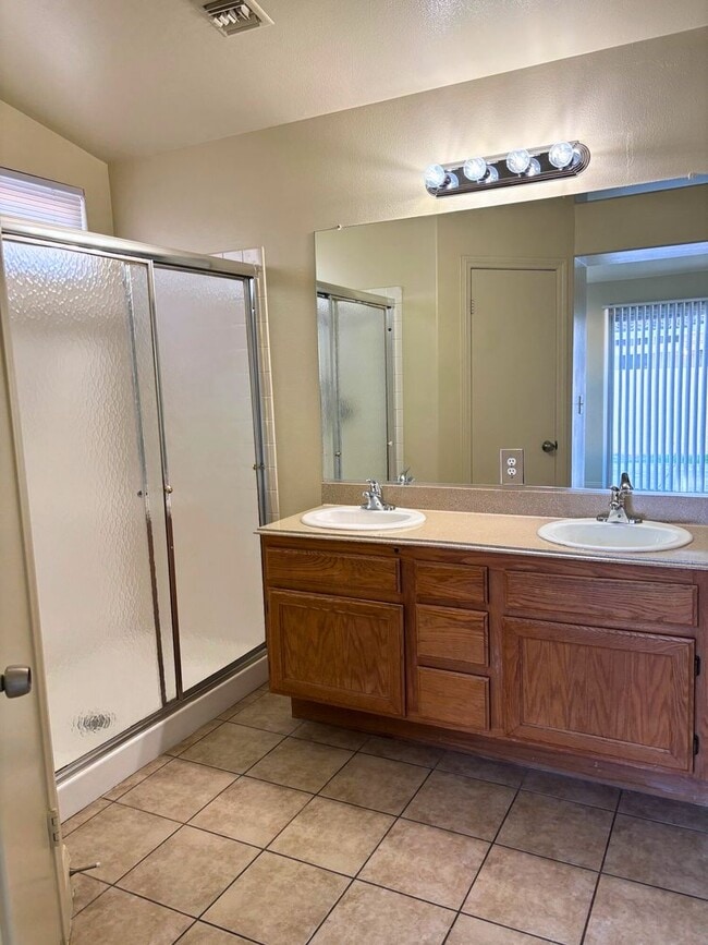 Building Photo - MOVE-IN READY 3BR/2BA SINGLE FAMILY HOME IN LAS VEGAS