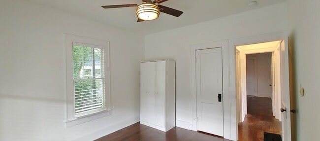Building Photo - Adorable Red Bank Home!
