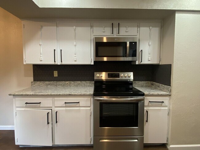 Building Photo - WHISPERING OAKS RARE FIND 3 BD/2 BA AVAILABLE APRIL 7TH!