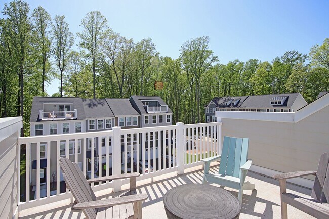 Building Photo - End-Unit Avon Park Townhome Near Biscuit Run Park