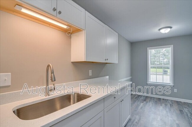 Building Photo - 170 Conifer Dr