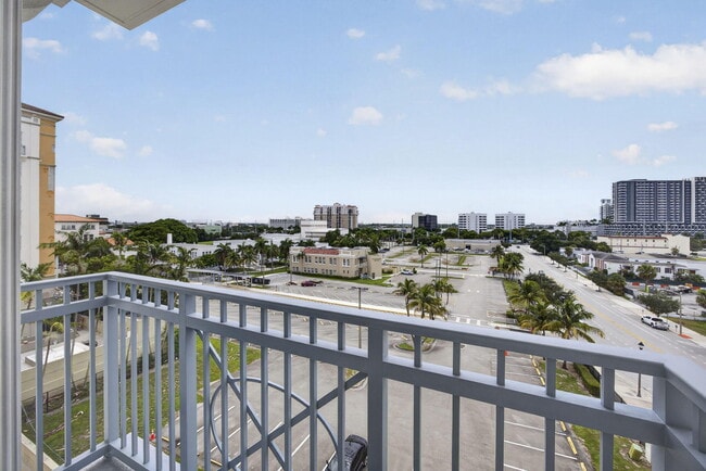 Building Photo - 403 S Sapodilla Ave
