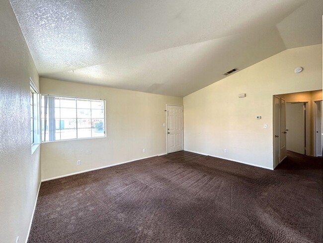 Building Photo - AVAILABLE NOW!! 2 Bed/2 Bath Apartment in ...