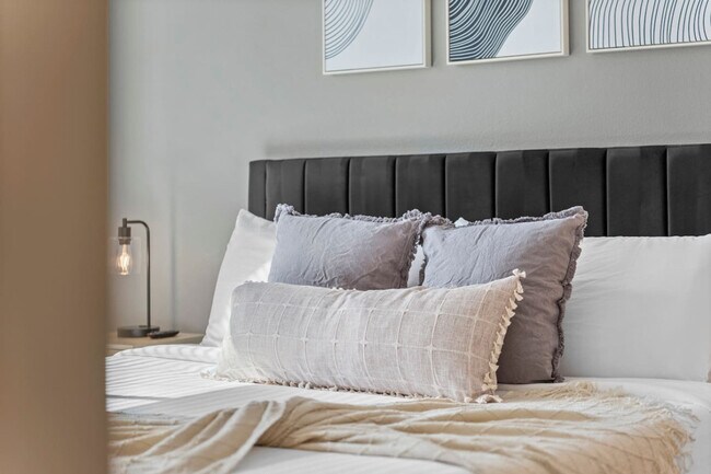 Building Photo - 711 W Broadway Rd