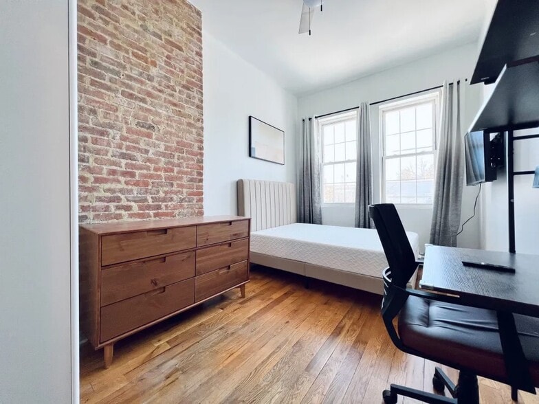Building Photo - Furnished room/NOT APARTMENT