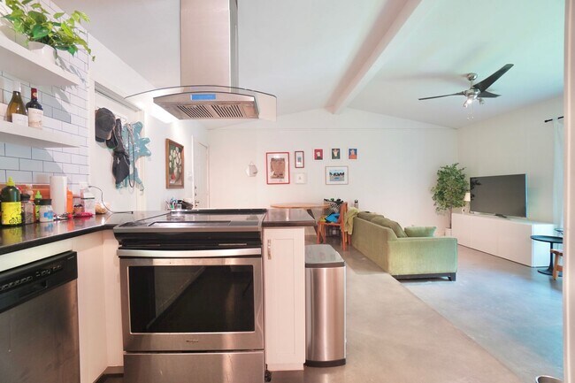Building Photo - 1117 Mariposa Dr