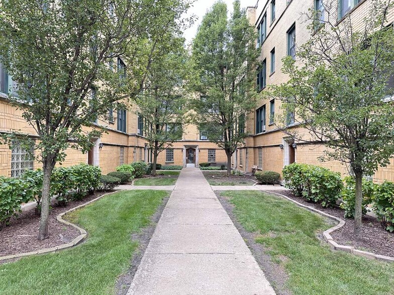 Primary Photo - 2338 N Spaulding Ave