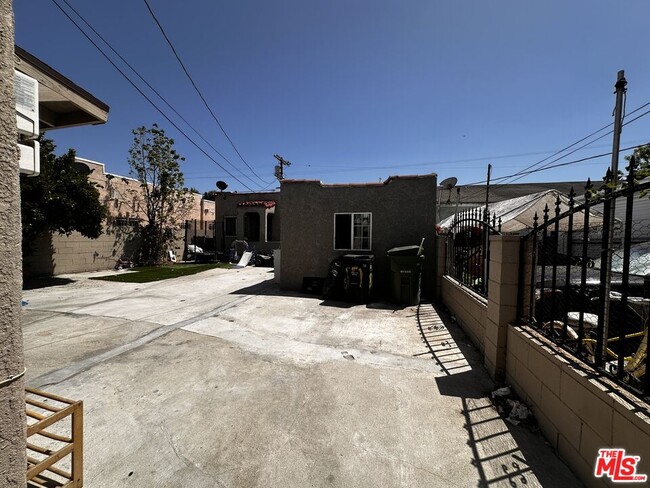 Building Photo - 820 E 84th Pl