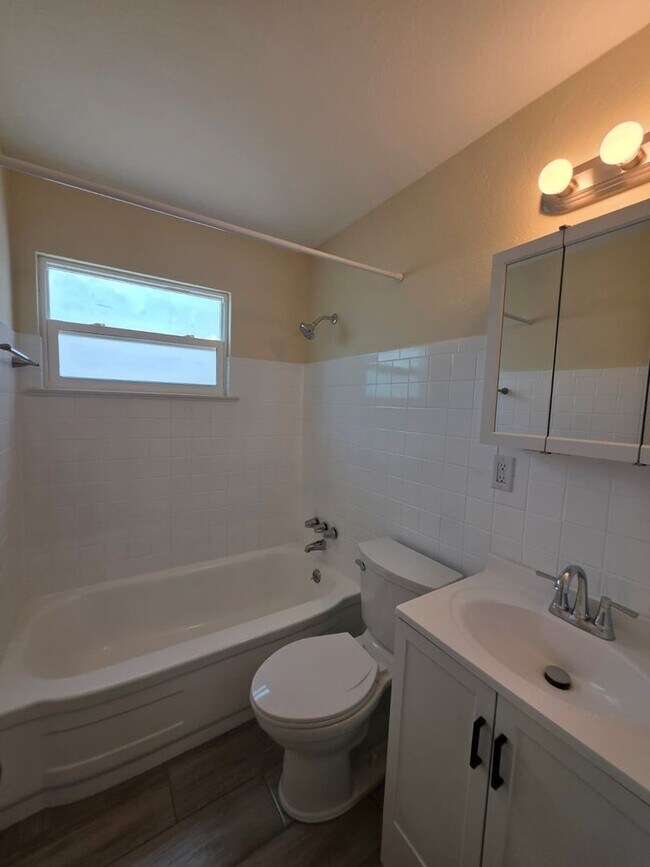 Building Photo - Updated 2 Bedroom 1 Bath in Central Gulfport