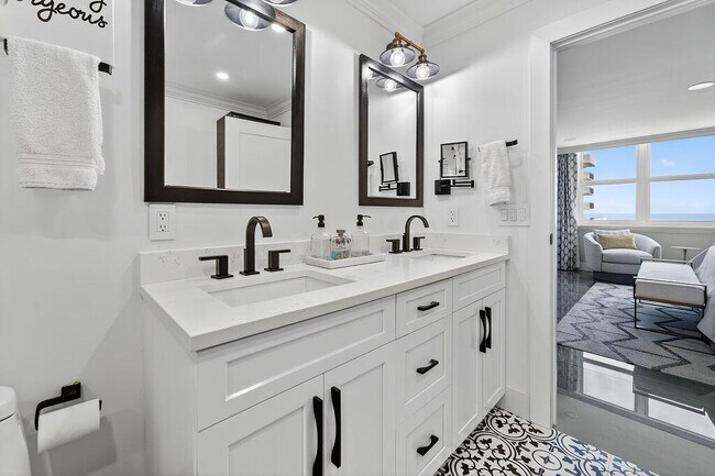 Building Photo - 5440 N Ocean Dr